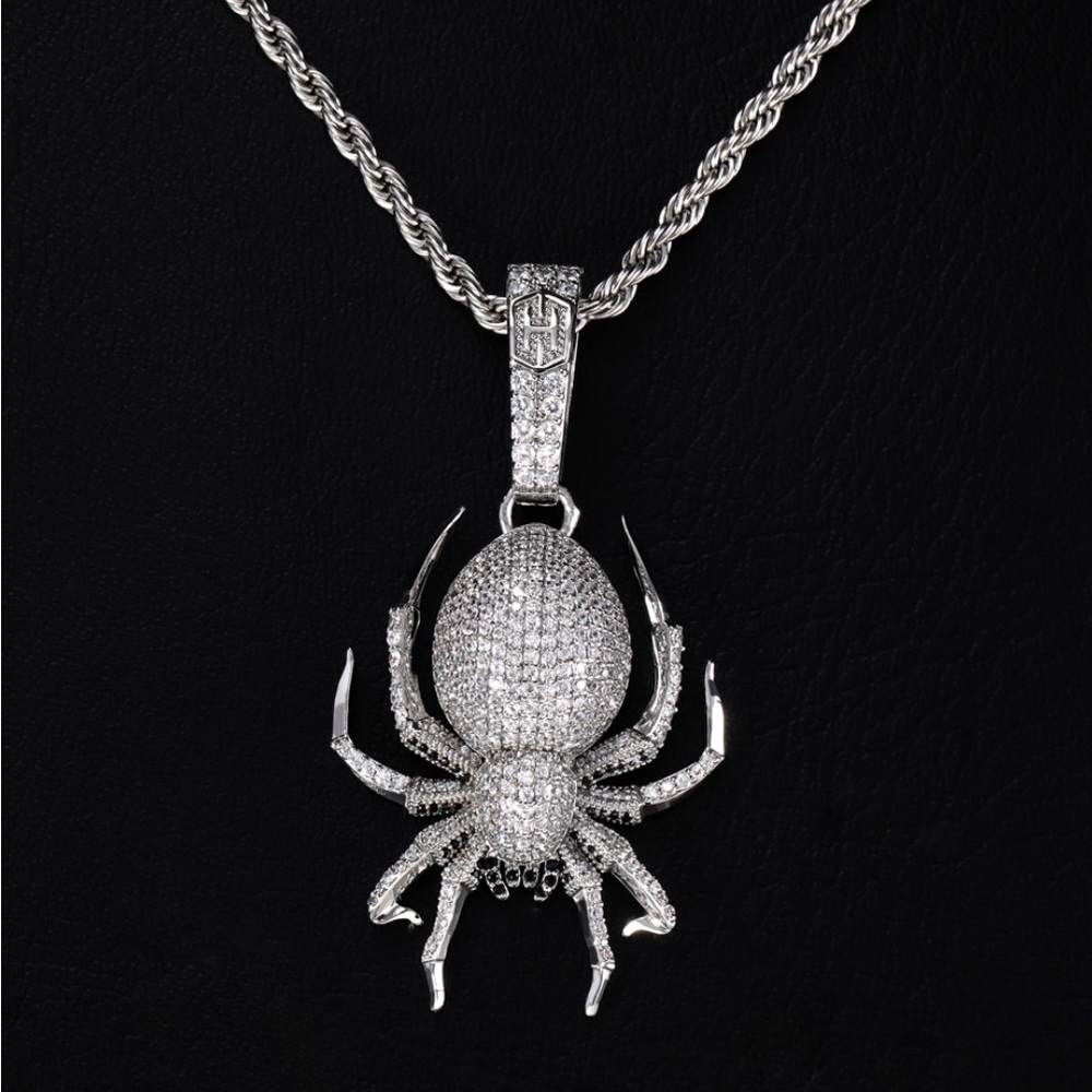 New In Box HELLOICE Silver Spider Pendant Necklace with Chain